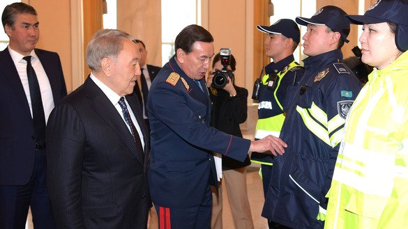 Қозоғистон ички ишлар вазири Калмуханбет Касимов президент Нурсултон Назарбоевга янги полиция униформасини кўрсатмоқда, Остона, 19 ноябрь, 2018 йил. (Қозоғистон президенти матбуот хизмати)