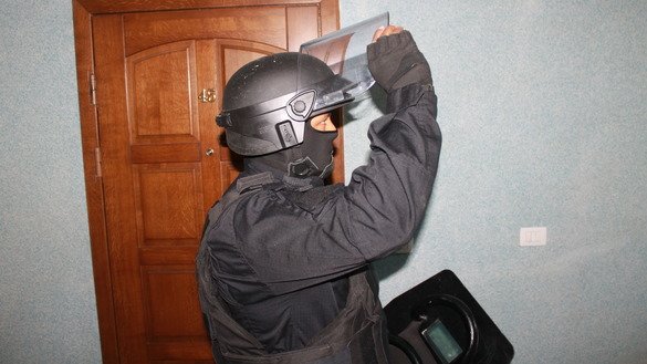 Махсус бўлинма аскари саҳналаштирилган машғулот чоғида гаровга олинган шахсни қутқаришга ҳозирлик кўрмоқда. Маҳшғулот ўтган йилнинг 20 июль куни ЙХҲТ кўмагида Остонада бўлиб ўтди. (Айдар Ашимов)