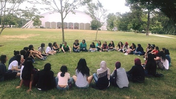 Ўтган йилнинг июль ойида «TechGirls 2018» дастури иштирокчилари Виржиния штатининг Блексбург шаҳридаги Виржиния политехника институти ва давлат университетида бир-бирлари билан танишмоқдалар. (TechGirls/Facebook)