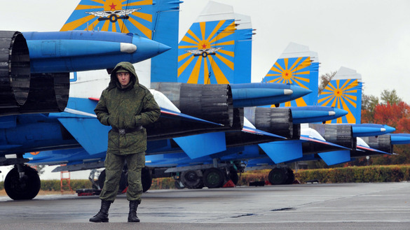 2013 йил 27 октябрь куни Қирғизистондаги Қанд шаҳрида жойлашган Россия ҳарбий базасининг 10 йиллигини нишонлаш муносабати билан ўтказилган кўргазмада россиялик аскар СУ-25 жанговар самолётини қўриқламоқда. Қанд Бишкекдан 20 километр масофада жойлашган. (Вячеслав Оселедко/AFP)