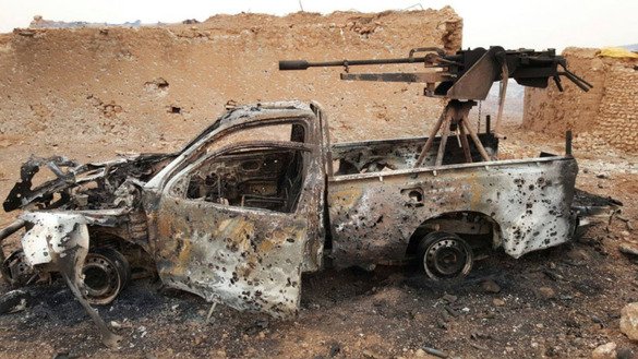 Сурияда сўнгги кунларда тор-мор этилган «Ислом давлати» (ИД) гуруҳига тегишли автомашина қолдиқлари. (СДК)