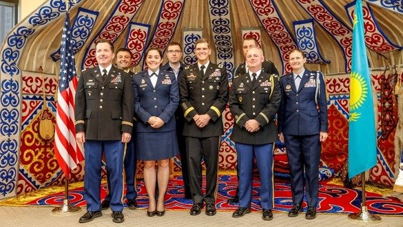 АҚШ марказий қўмондонлиги (CENTCOM) қўмондони, генерал Жозеф Вотел бошчилигидаги АҚШ делегацияси, 2018 йил 14 май куни Остонада хавфсизлик ва оммавий қирғин қуролларини тарқатмаслик ва уларнинг хавфсизлиги масаласига бағишланган ишчи ташриф чоғида олинган сурат. (Қозоғистондаги АҚШ элчихонаси)