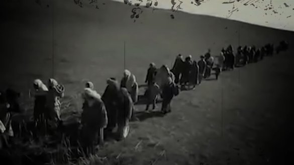 Болшевикларнинг коллективлаштириш сиёсати натижасида келиб чиққан очарчилик даврида жон сақлаш учун Хитойга йўл олган қозоқлар. («Зулмат. Қозоғистондаги геноцид» филмидан олинган кадр)