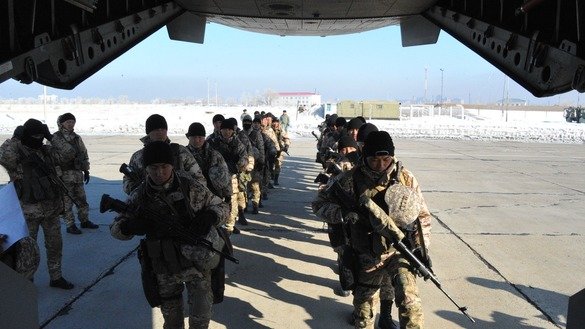 Бойцы спецназа готовятся к транспортировке. Акмолинская область, 21 марта. [Министерство обороны Казахстана]