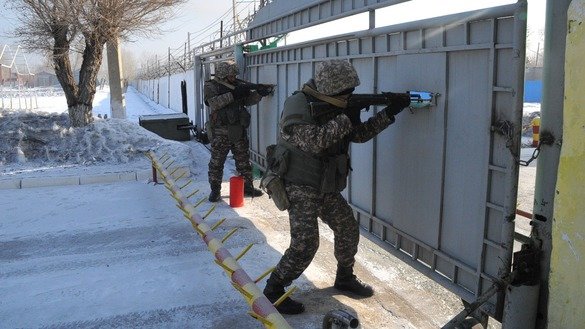 Бойцы спецназа охраняют военную часть. Алматинская область, 20 марта. [Министерство обороны Казахстана]