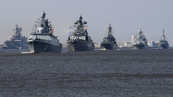Ўтган йил 20 июнь куни олинган суратда Россия ҳарбий кемалари акс этган. Улар орасида Санкт-Петербург яқинидаги Кронштадт ҳарбий базаси атрофида сузиб юрган Адмирал Горшков фрегати (чапдан иккинчи) ҳам бор. Россия расмийлари мунтазам равишда денгиз армияси билан боғлиқ янги улкан лойиҳалар ҳақида бонг урадилар, аслида эса улар денгиз кучларини молиялаштириш билан боғлиқ муаммолар, эскириб бораётган кемалар ва кечиктирилаётган буюртмаларга дуч келмоқдалар. (Ольга Мальцева/AFP)
