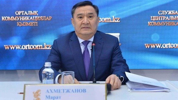 Қозоғистон бош прокурори ўринбосари Марат Ахметжанов 8 апрель куни Нур-Султон шаҳрида ўтган матбуот анжуманида жиноий қонунчиликдаги ислоҳотлар ҳақида сўз юритмоқда. (Марказий коммуникациялар хизмати)