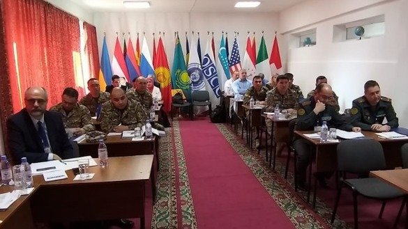 1-5 апрель кунлари Олмаота яқинида минасизлантириш машғулотларида иштирок этаётган Марказий Осиёлик ҳарбийлар. [Қозоғистон мудофаа вазирлиги]