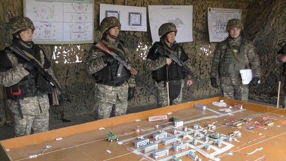 5 апрель куни Қозоғистонлик аскарлар шаҳар шароитида олиб бориладиган жанговар тактикани машқ қилмоқдалар, Манғистов вилояти, «Оймаша» ўқув полигони. [Қозоғистон мудофаа вазирлиги]