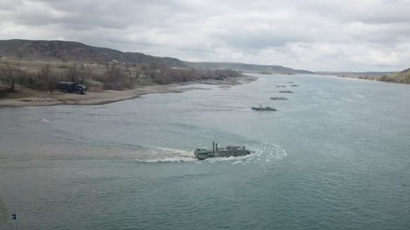 Казахстанские военнослужащие демонстрируют министру обороны Казахстана Нурлану Ермекбаеву совместные действия по форсированию водной преграды и наведению моста через реку Или в рамках учений. Алматинская область, Казахстан, 12 апреля. [Министерство обороны Казахстана]