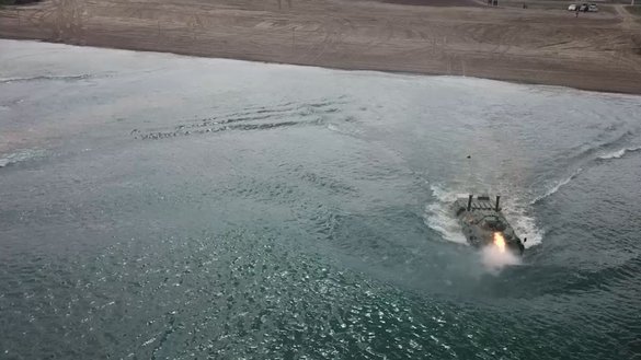 Казахстанские военнослужащие демонстрируют министру обороны Казахстана Нурлану Ермекбаеву совместные действия по форсированию водной преграды и наведению моста через реку Или в рамках учений. Алматинская область, Казахстан, 12 апреля. [Министерство обороны Казахстана]