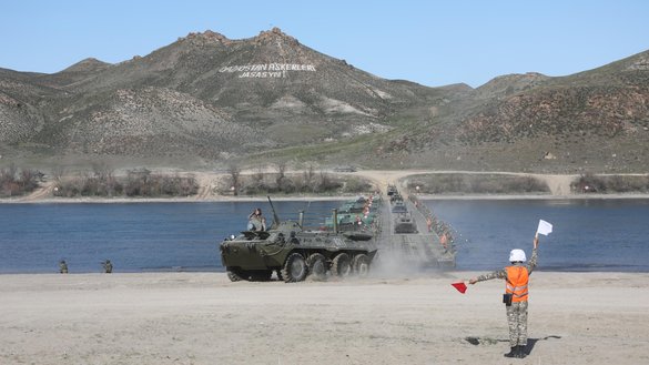 Казахстанские военнослужащие демонстрируют министру обороны Казахстана Нурлану Ермекбаеву совместные действия по форсированию водной преграды и наведению моста через реку Или в рамках учений. Алматинская область, Казахстан, 12 апреля. [Министерство обороны Казахстана]