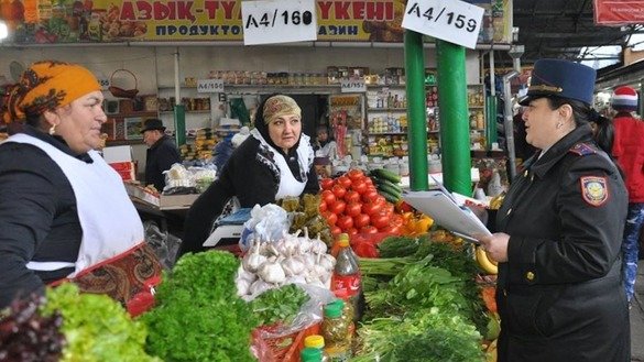 Сотрудники и стажеры Правового центра женских инициатив «Сана Сезим» совместно с инспекторами Подразделения МВД по защите женщин от насилия проводят информационную кампанию на городском рынке. Шымкент, 7 декабря 2018 года. [«Сана Сезим»]