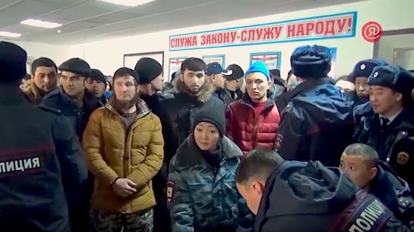 На стоп-кадре видео показаны последствия полицейских рейдов, направленных против нелегальных мигрантов в Якутске.