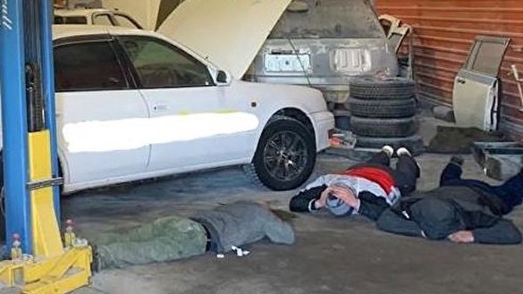 17 март куни маҳаллий полицияси якутиялик аёлни ўғирлаш ва зўрлашда айблаб қирғизистонлик уч мигрантни қўлган олган. (Саха республикаси раҳбари веб-саҳифаси)