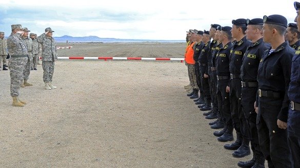 Министр обороны Казахстана Нурлан Ермекбаев приветствует солдат. Учебный полигон «Майлино» в Восточно-Казахстанской области, апрель 2019 г. [Министерство обороны Казахстана]