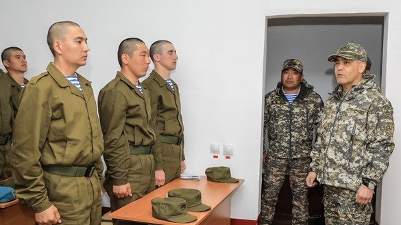 Министр обороны Казахстана Нурлан Ермекбаев приветствует военнослужащих. Город Талдыкорган Алматинской области, апрель 2019 г. [Министерство обороны Казахстана]