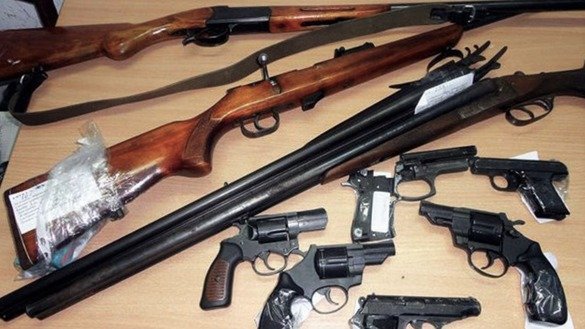 Нур-Султонликлар томонидан топширилган қуроллар, 10 май куни олинган сурат. (Қозоғистон ИИВ)