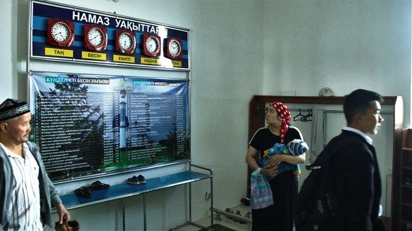 Тараз марказий масжидида намоз вақтларини кўрсатиб турувчи соат, 17 май куни олинган сурат. (Айдар Ашимов)