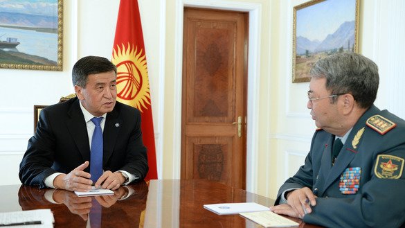 Қирғизистон президенти Сооронбай Жеенбеков ўтган йилнинг 25 июль куни Бишкекка ташриф билан келган Қозоғистоннинг ўша вақтдаги мудофаа вазири Сакен Жасузаковни қабул қилмоқда. (Қозоғистон мудофаа вазирлиги)