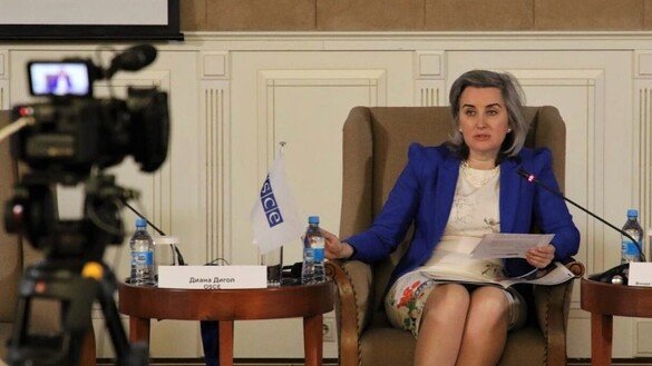 Нур-Султондаги ЕХҲТ дастурлари идораси раҳбари ўринбосари Диана Дигол 30 май куни Олмаотада бўлиб ўтган Интернет соҳасини ривожлантириш бўйича 10-Марказий Осиё йиллик форумида нутқ сўзламоқда. (Нур-Султондаги ЕХҲТ дастурлари идораси)