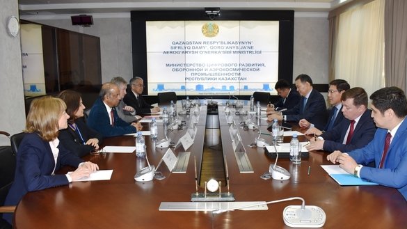Встреча министра цифрового развития, оборонной и аэрокосмической промышленности Казахстана Аскара Жумагалиева с заместителем Генерального секретаря ООН по полевой поддержке Атулом Харе. Нур-Султан, 28 мая. [Министерство цифрового развития, оборонной и аэрокосмической промышленности Казахстана]