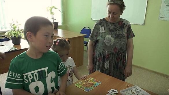 Мальчик и девочка, вернувшиеся из Сирии, в Центре реабилитации в Мангистауской области, Казахстан. Кадр из фильма, снятого Комитетом национальной безопасности (КНБ).
