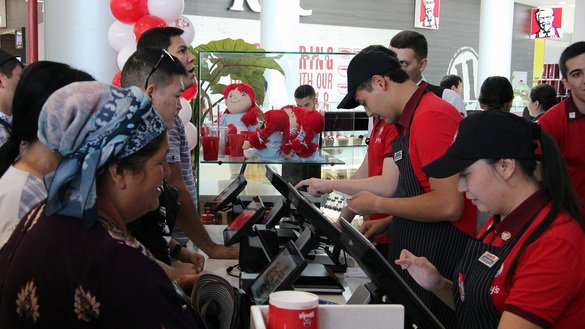 18 июнь куни «Wendy's» тармоғининг Тошкентда шахобчасига ташриф буюрган ўзбекистонликлар. (Максим Енисеев)