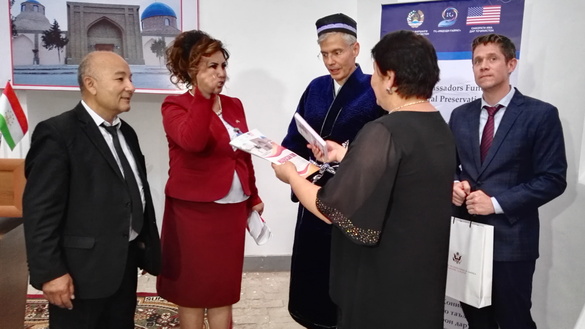 25 июнь куни Конибодомдаги Ойим мадрасасининг очилиш маросимида АҚШнинг Тожикистондаги элчиси Жон Марк Поммершаймга чўпон ва дўппи туҳфа қилинди. (Неъматулло Мирсаидов)