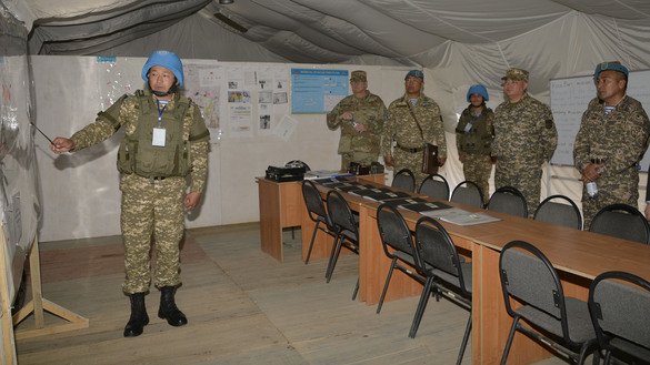 Ҳарбий хизматчилар «Дашт бургути - 19» тактик тинчликпарварлик машғулотларида иштирок этмоқдалар. (Қозоғистон мудофаа вазирлиги)