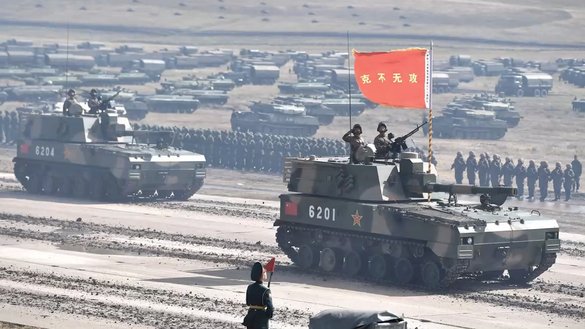 «Восток-2018» ҳарбий машқларида қатнашаётган Хитой танклари, ўтган йилнинг сентябрь ойи. Ушбу ўқув машғулотларида Хитой, Россия ва Мўғулистон ҳарбийлари иштирок этдилар. (Кремль)