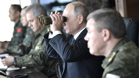 Россия президенти Владимир Путин 13 сентябрь куни «Восток-2018» ҳарбий машқларини дурбин орқали кузатмоқда. (Кремль)