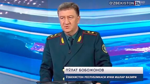 Министр внутренних дел Пулат Бобожонов объявляет о закрытии «Жаслыка» в эфире узбекского телевидения 5 августа. Кадр из видео.