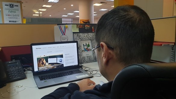Олмаоталиклардан бири интернетда қозоқ тилида янгиликлар ўқимоқда, 9 сентябрь куни олинган сурат. (Канат Алтинбаев)