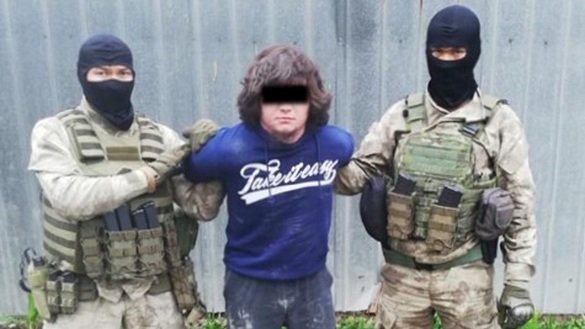 МХҚ ходимлари Олмаотада А. Ж. Битимбаевни қўлга олдилар, сурат санаси номаълум. Битимбаев савдо марказларида террорчилик ҳужумини режалаштирганликда айбланиб қамоққа олинган. (МХҚ)