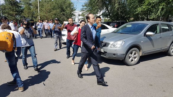Саутбайнинг судидан кейин журналистлардан ёғилган саволларга жавоб бермасдан кетаётган хитойлик дипломат, 2018 йил 13 июль куни Жаркентда олинган сурат. (Канат Алтинбаев)