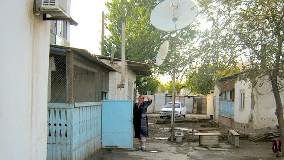 Тошҳовуздаги ҳовлида ўрнатилган сунъий йўлдош антеннаси, 2018 йилнинг июль ойи. (Жумагули Аннаев)