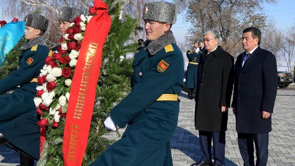 Қирғизистон президенти Сооронбай Жеенбеков (ўнгда) ва унинг қозоғистонлик ҳамкасби Қосим-Жўмарт Тўқаев (чапда) 27 ноябрь куни Бишкекда 1916 йилда Чор Россияси қўшинлари томонидан бостирилган қозоқлар ва қирғизлар қўзғолони қурбонлари хотирасига гулчамбарлар қўйишди. (Қозоғистон президентининг матбуот хизмати)