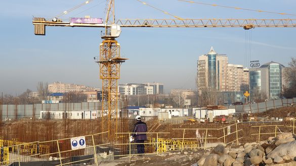 Суратда: Олмаотадаги қурилиш майдони, 11 декабр. (Канат Алтинбаев)