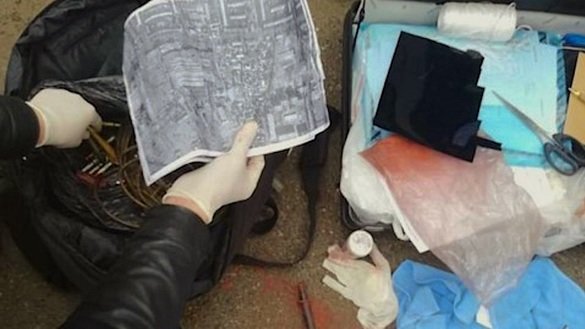 15 апрель куни Олмаотада террорчилар фойдаланишни режалаштирган савдо марказининг чизмалари ва бомба тайёрлашда ишлатиладиган моддалар мусодара қилинди. (Қозоғистон миллий хавфсизлик қўмитаси)