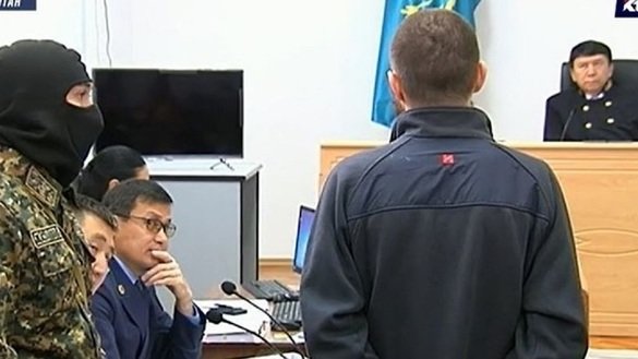 Суд над подозреваемыми боевиками «Исламского государства» (ИГ) в Нур-Султане. Кадр из сюжета телеканала КТК от 20 ноября. Даурен Сабитулы, один из 14 подсудимых, обвиняемых в терроризме и причастности к ИГ, дает показания в ходе судебного процесса. Все 14 были признаны виновными.