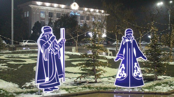 В городах устанавливают новогодние инсталляции в виде Деда Мороза и его внучки Снегурочки. Тараз, 22 декабря. [Айдар Ашимов]
