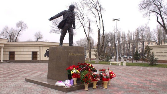 16 декабрь куни Қозоғистон Мустақиллик кунини нишонлади. Совет тузумига қарши кураш тимсоли бўлган Қайрат Рисқулбеков ҳайкали. Рисқулбеков 1986 йил декабрь ойида Олмаотада бўлиб ўтган норозилик намойишидан бир неча ҳафта ўтиб ҳибсга олинган ва 1988 йил май ойида сирли равишда вафот этган. 16 декабрь, Тараз. (Айдар Ашимов)