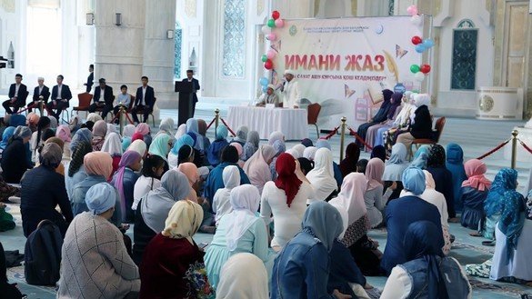 Ўтган йилнинг октябр ойида Нур-Султондаги диний саводхонлик курсларида иштирок этаётган аёллар. (ҚМДИ)