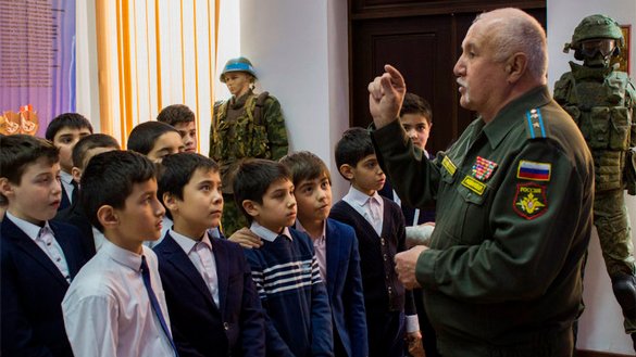 Тожикистонлик мактаб ўқувчилари мамлакатдаги 201-Россия ҳарбий базаси музейини кўздан кечирмоқда, 2019 йил, март. (Россия марказий ҳарбий округи матбуот хизмати)