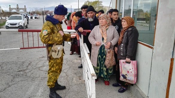 Тожикистон ва Ўзбекистон ўртасидаги Патар-Андархон чегара пункти, январь. (Неъматилло Мирсаидов)