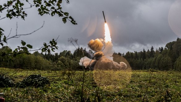 Россия ҳарбий кучлари Ленинград вилоятидаги «Запад-2017» машқлари давомида қисқа масофага учувчи «Iskander-M» қанотли ракетасини учирмоқда, 2017 йил, сентябрь. (Россия мудофаа вазирлиги)