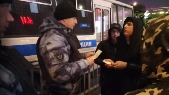 Москвадаги Марказий осиёлик мигрантларнинг ҳужжатларини текшираётган Россия полицияси уларни автобусга солиб номаълум манзилга олиб кетмоқда. Александр Ким ижтимоий тармоққа жойлаган видеолавҳа кадрлари, 31 декабрь 2019 йил. (Файл)