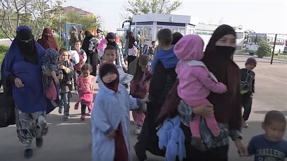 Женщины и дети, вернувшиеся из Сирии в Казахстан в рамках операции «Жусан-2» («Горькая полынь-2») 7 и 9 мая 2019 г., в реабилитационном центре в Мангистауской области. Съемка КНБ.