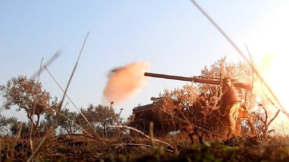 Суриялик исёнчи Идлиб яқинида Россия қўлловидаги кўнгилли аскарга қарата ўт очмоқда, Сурия, 7 февраль. (Файл)